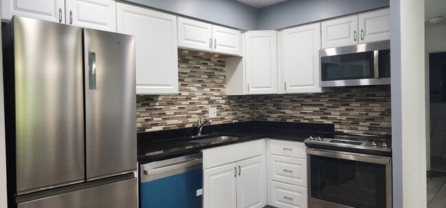 Building Photo - 2300 Beau Monde Ln