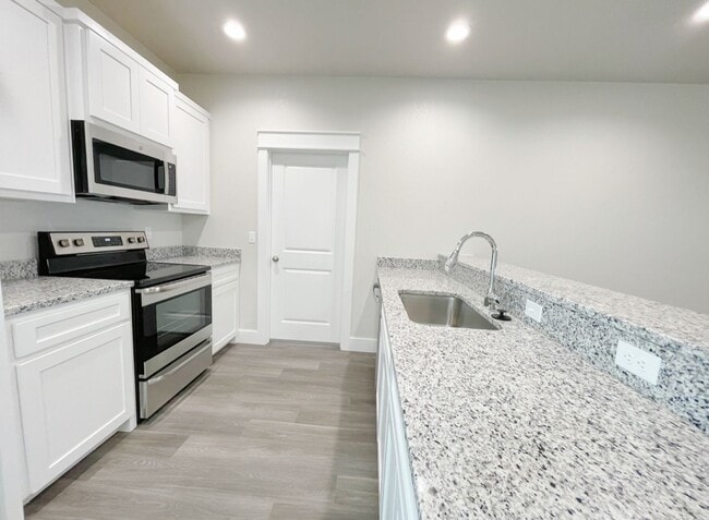 Building Photo - Cozy 3 bed, 2 bath close to Choctaw Casino