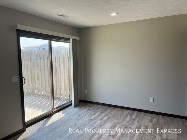 Building Photo - Beautiful 3 Bedroom 1.5 Bathroom Townhome!