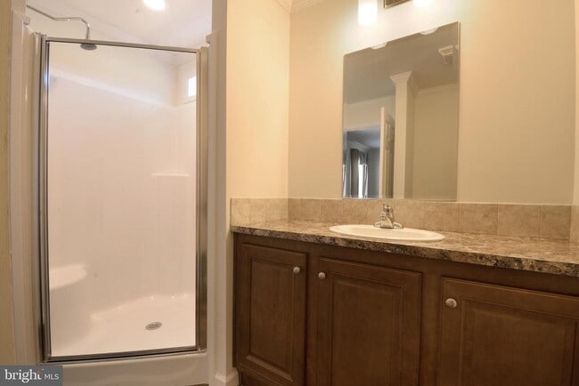 Building Photo - 41 Edgewater Dr