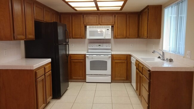 Building Photo - 2 Story home in NE Fresno, Clovis Schools and near shopping centers.