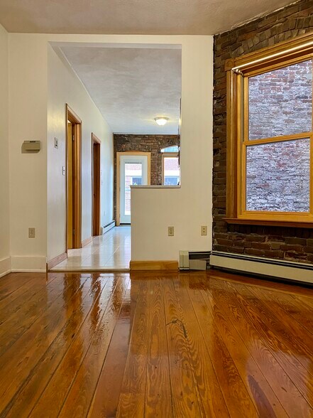 Building Photo - 69 Baldwin St