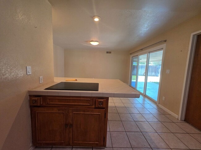 Building Photo - Single story home close to freeway access!