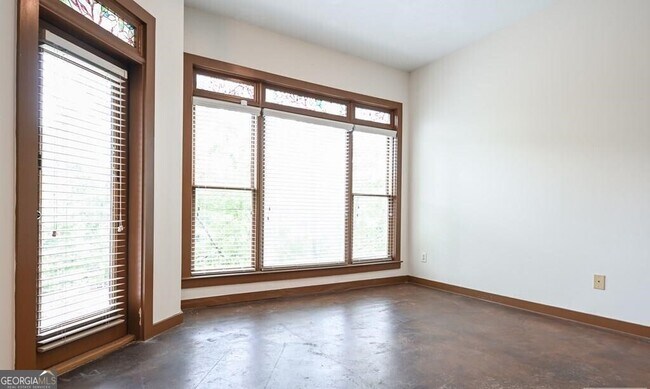 Building Photo - 250 Martha Dr