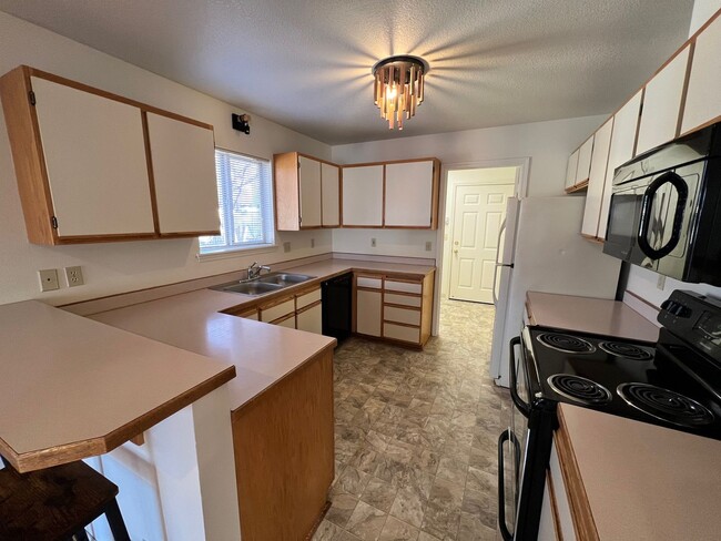 Building Photo - Three Bedroom House on Bend's West Side with RV Parking