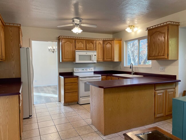 Building Photo - Spacious House on the Northeast Bench in Orem