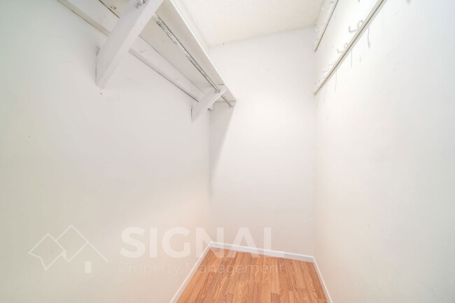 Building Photo - 5040 Oak Leaf Cir