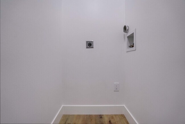 Building Photo - 435 N Oakhurst Dr