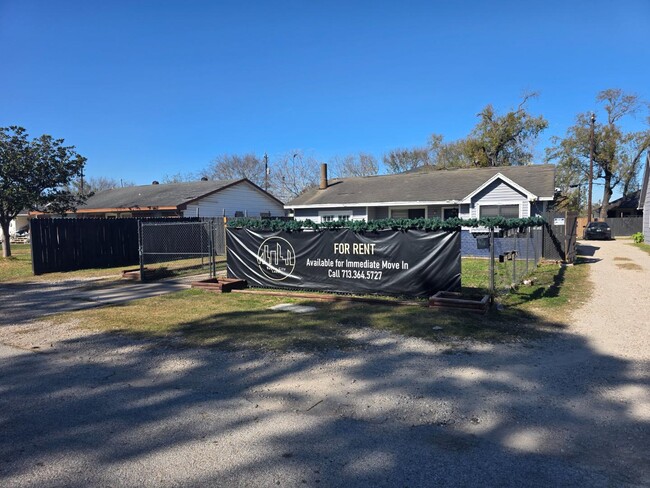 Building Photo - 13433 Topeka St