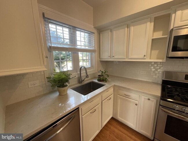 Building Photo - 1927 N Quaker Ln