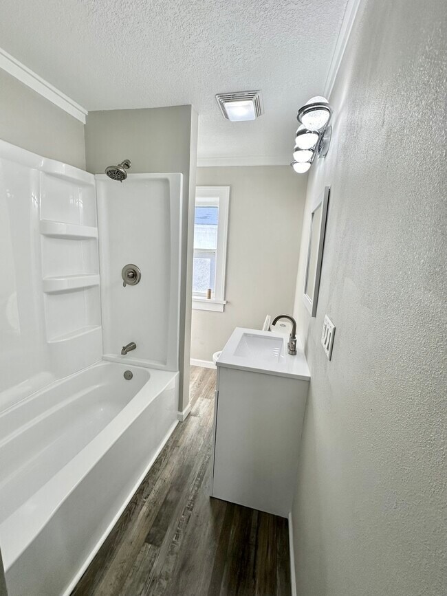 Building Photo - 1363 E 15th St