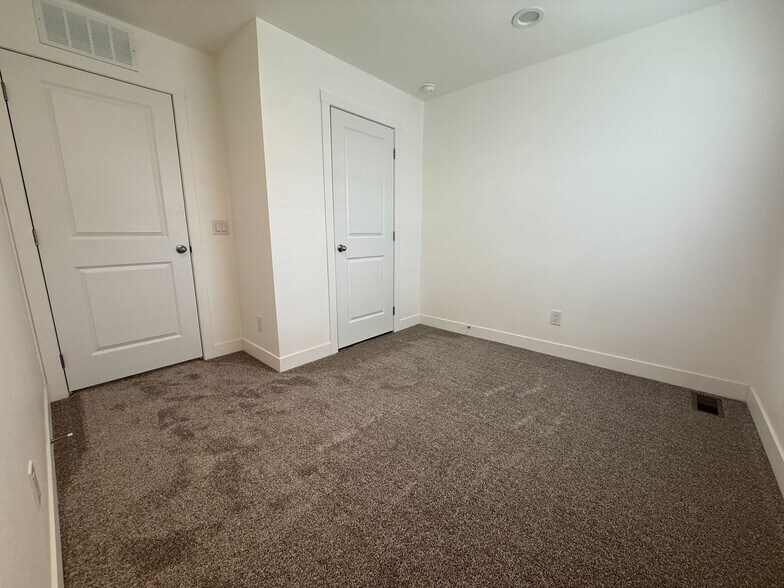 Building Photo - 3601 E Wyoming Ave