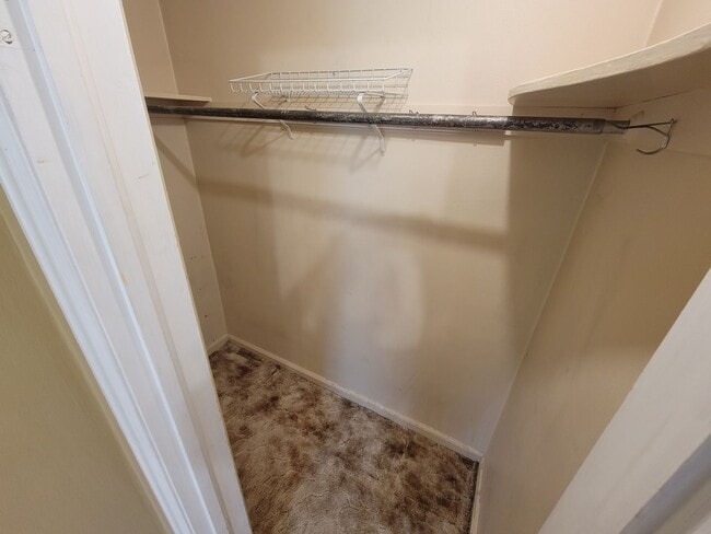 Building Photo - AVAILABLE JUNE - 5 Bed/2 Bath Home Close To Campus!