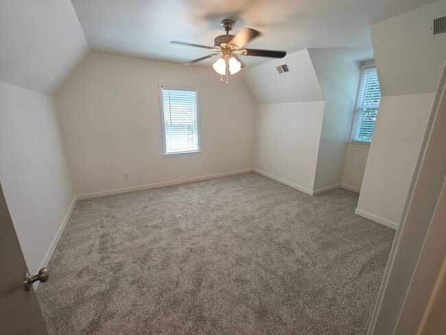Building Photo - 4 bedroom2 bath home