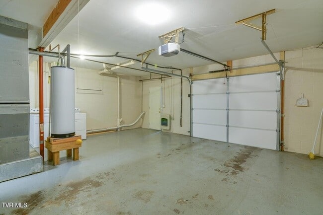 Building Photo - 2503 E Lakeview Dr