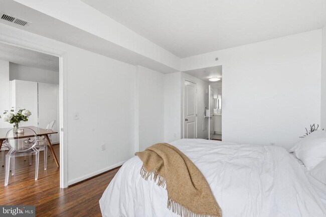 Building Photo - 851 N Glebe Rd