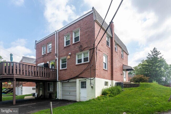 Building Photo - 526 Michell St