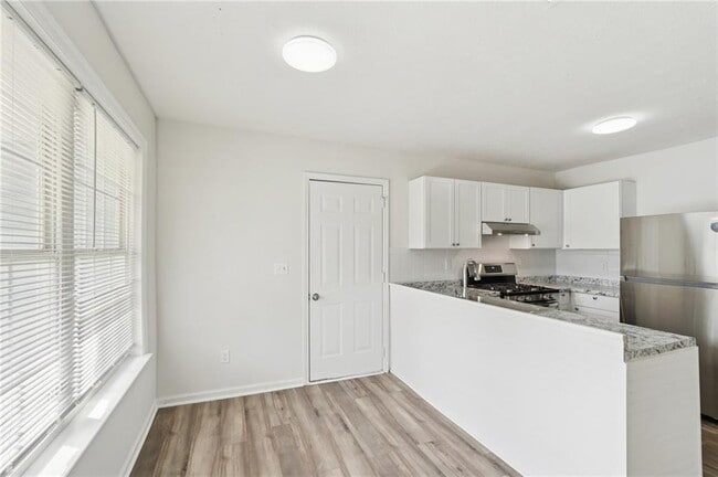 Building Photo - 240 Plantation Glen Ct