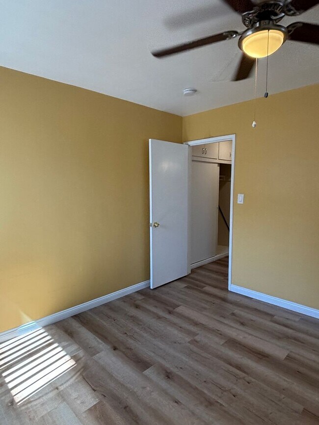 Building Photo - Spacious 1 bedroom available now in Long B...