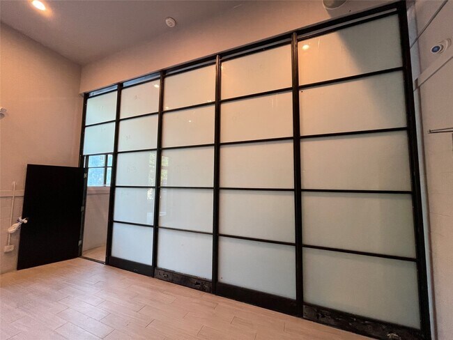 Building Photo - 2727 Houston Ave