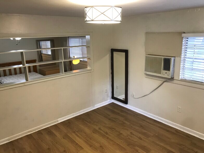 Building Photo - 944 Geranium St