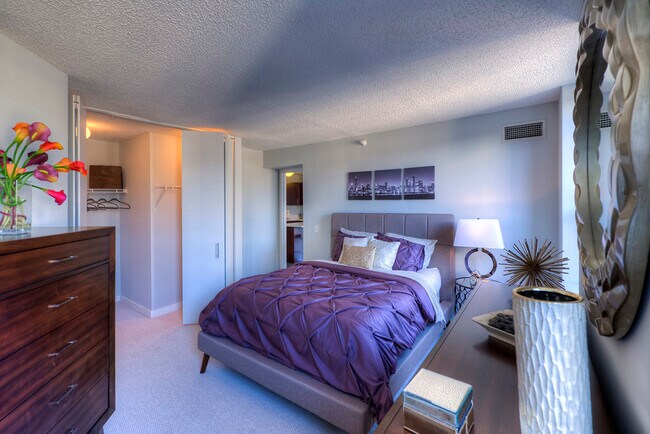 Building Photo - 530 N State St