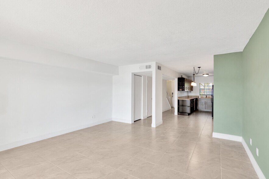 Building Photo - 3743 Pompano Dr SE