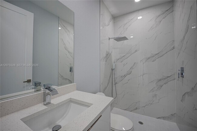Building Photo - 872 Spaulding St E