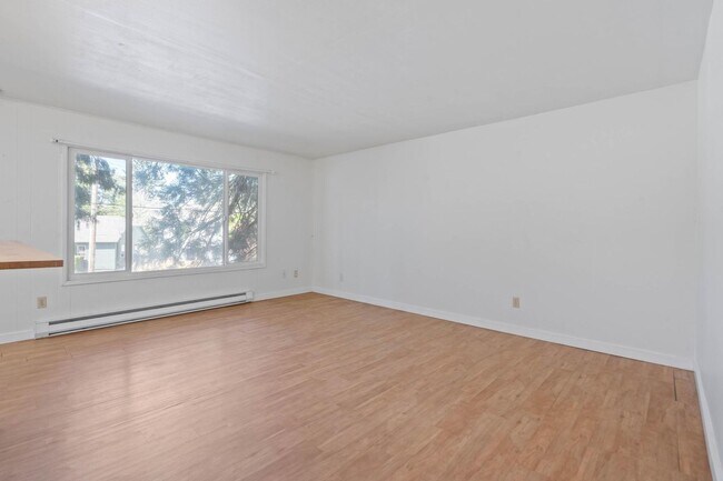 Building Photo - $500 off! Updated, upstairs 2-bdrm/1-bath triplex apt—On-site w/d, off-street parking, near downt...