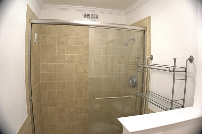 Building Photo - "Welcome to Your New Home: Spacious 2-Bed, 2-Bath Apartment in San Carlos!"