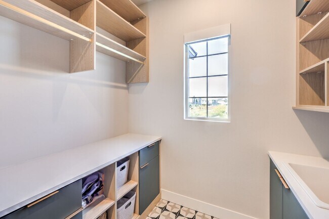 Building Photo - Exquisite 6-bed/ 6-bath residence nestled within the prestigious, guard-gated community of Revere...