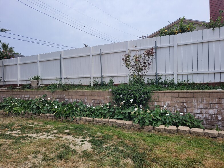 Building Photo - 1930 Adrian St