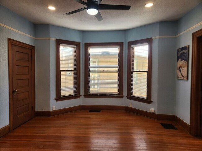 Building Photo - XL 1 bed 1 bath apartment downtown
