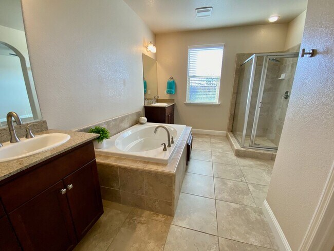 Building Photo - $2,750 Copper River Golf Course, 3 Bed + L...