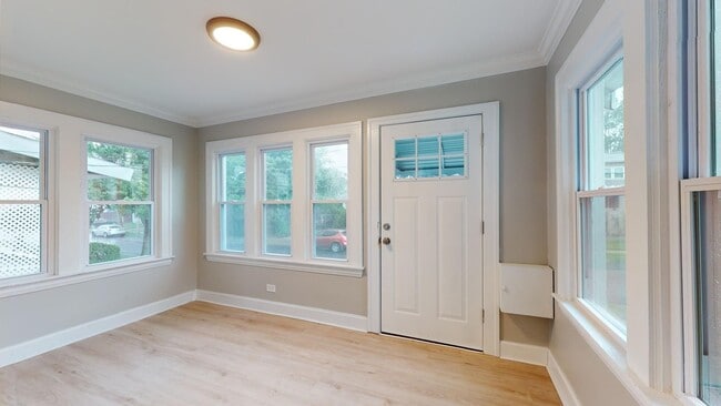 Building Photo - For August Move-In - West Blvd Area - 2 Bedroom Single Family Home