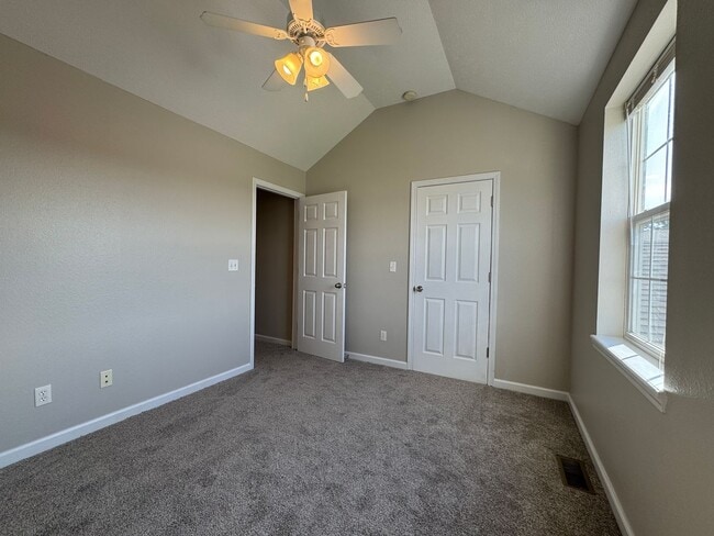 Building Photo - 3 bedroom, 2.5 bathroom duplex located clo...