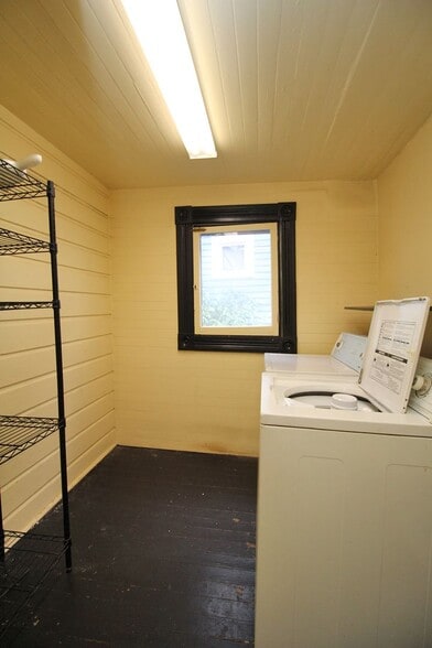 Building Photo - 5112 SE Hawthorne Blvd