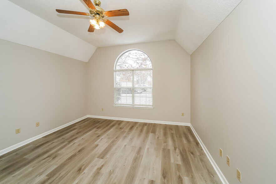 Building Photo - 8243 Cross Point Dr