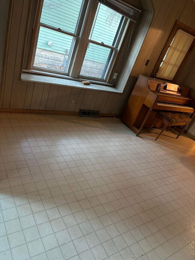 Building Photo - Cute 3 bedroom with basement and Detached ...
