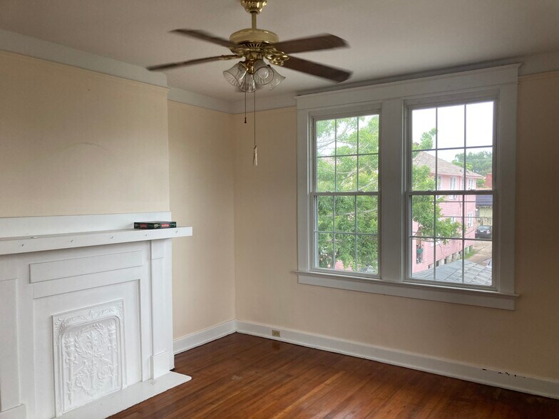 Living room - 4320 Jena St