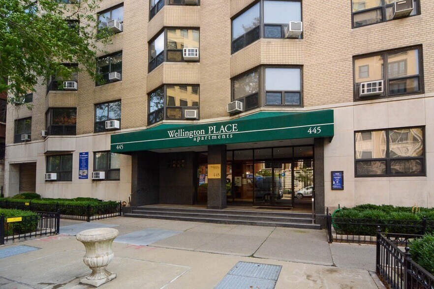 Building Photo - 429 W Wellington Ave