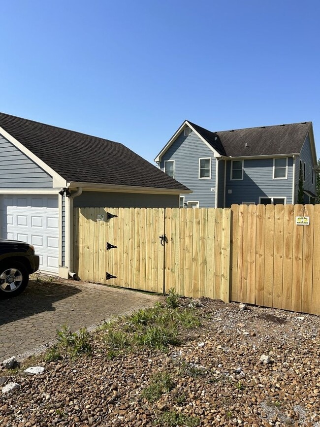 Building Photo - 3 bed 2.5 bath in Germantown, 1 Car Garage, Fenced Yard