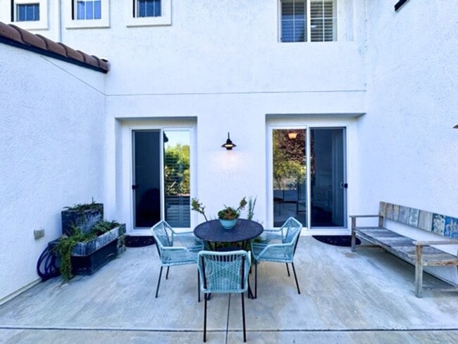 Building Photo - For Lease – Fully Renovated & Furnished Ne...