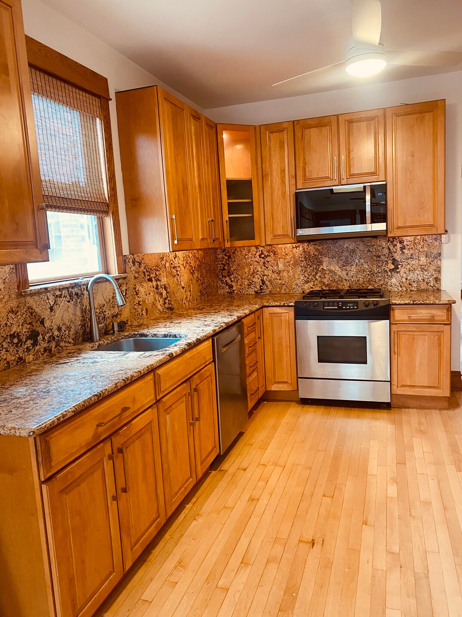 Kitchen with granite countertops/backsplashes and 42" maple hardwood cabinets - 2014 W Fletcher St