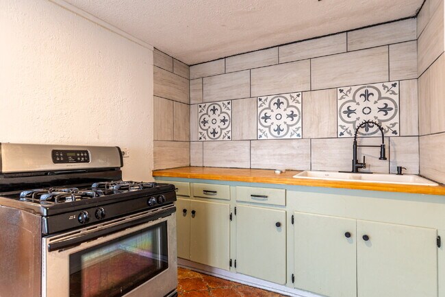 Building Photo - 426 W Woodlawn Ave