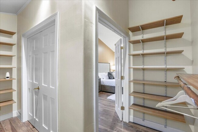 Building Photo - 338 Clove Rd