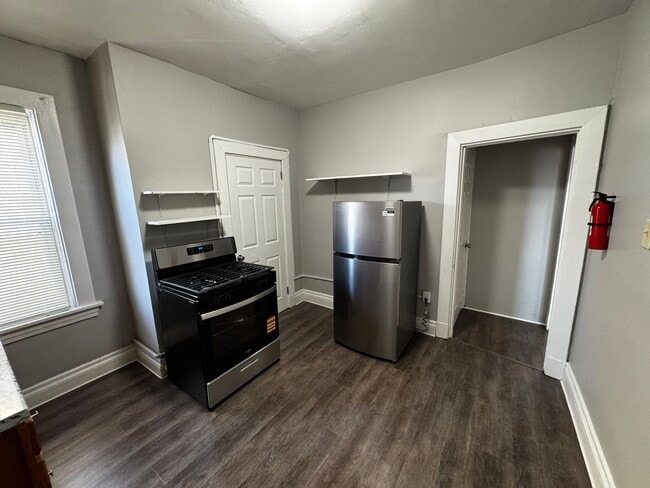 Building Photo - Newly Remodeled Two Bedroom Apartment in Squirrel Hill