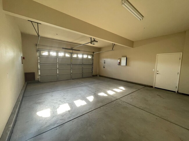 Building Photo - Stunning 4-Bedroom, 3-Bath Home – Availabl...