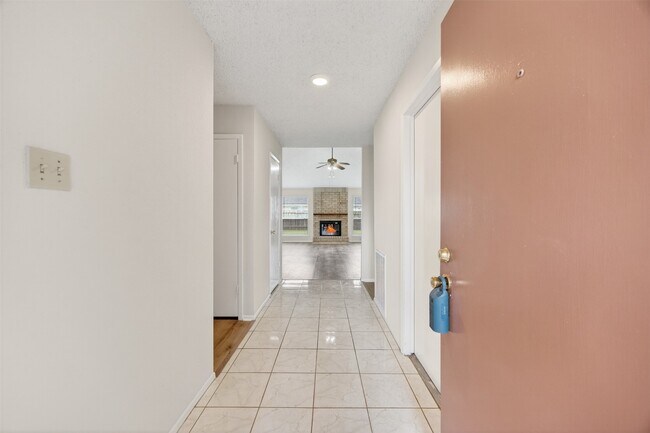 Building Photo - 12047 Plumpoint Dr