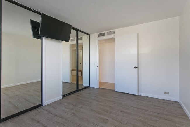 Building Photo - Available NOW ! 2/2/2 in town! Beautiful a...